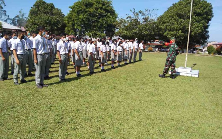 Tanamkan Disipilin, Babinsa Latih PBB Siswa SMAN 1 Sumbul
