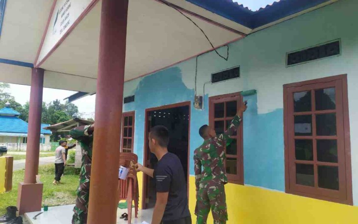 Satgas Pamtas Yonif Mekanis 643/Wns Membantu Pengecatan Taman Bacaan Desa
