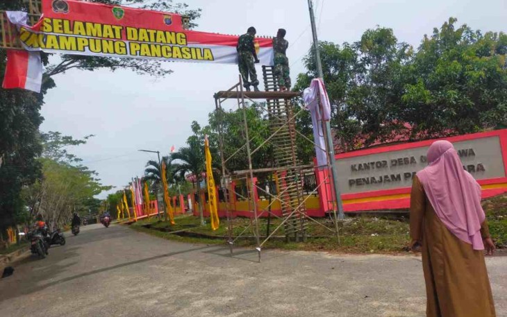Koramil Penajam Pasang Banner Gapura Kampung Pancasila