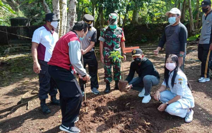 Danramil 0801/10 Punung Hadiri Penanaman Pohon Dalam Rangka Peringati Hari Air Sedunia Ke 30