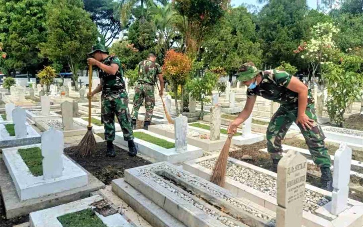 Prajurit Menarmed 2 Kostrad Laksanakan Karya Bakti di Taman Makam Pahlawan