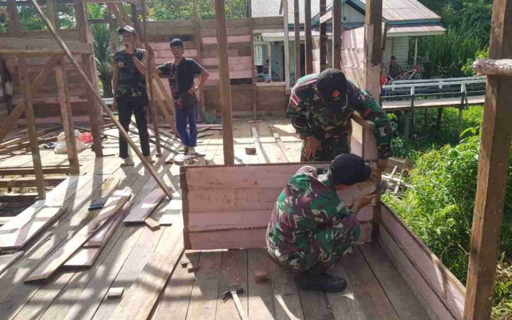 Peduli Warga Perbatasan, Satgas Yonif 144/JY Bantu Pembuatan Rumah