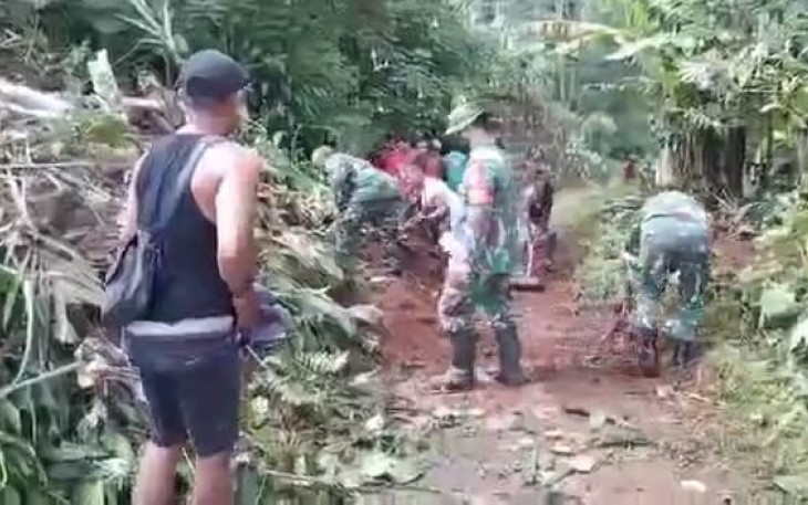 Babinsa Koramil 0801/10 Punung Bersama Warga Bersihkan Material Longsor