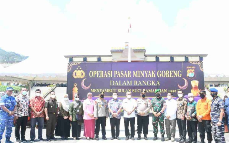 Danrem 142/Tatag dan Kapolda Sulbar Hadiri Pasar Murah Minyak Goreng