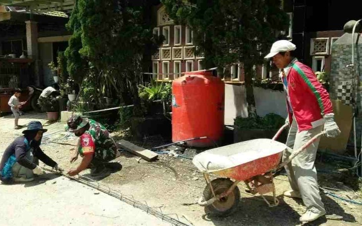 Babinsa Koramil 0801/08 Tulakan Bantu Warga Binaan Membuat Talud