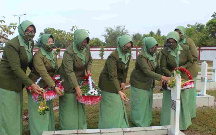 Jelang HUT ke-76, Persit KCK Cab.XLI DIM 1015/Sampit Koorcab Rem 102 PD XII/Tpr Ziarah ke Taman Makam Pahlawan