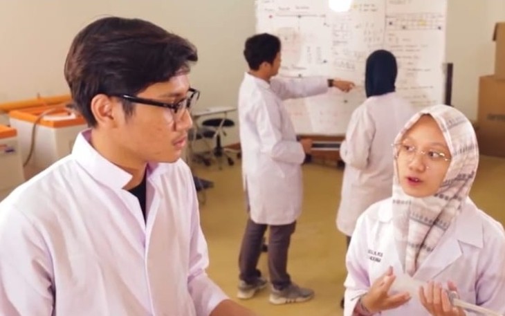 Kegiatan Praktikum Mahasiswa Program Studi Teknik Lingkungan di Laboratorium
