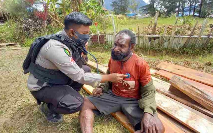 Humanisnya Tim Medis Satgas Binmas, Obati Penyakit Warga Distrik Ilaga
