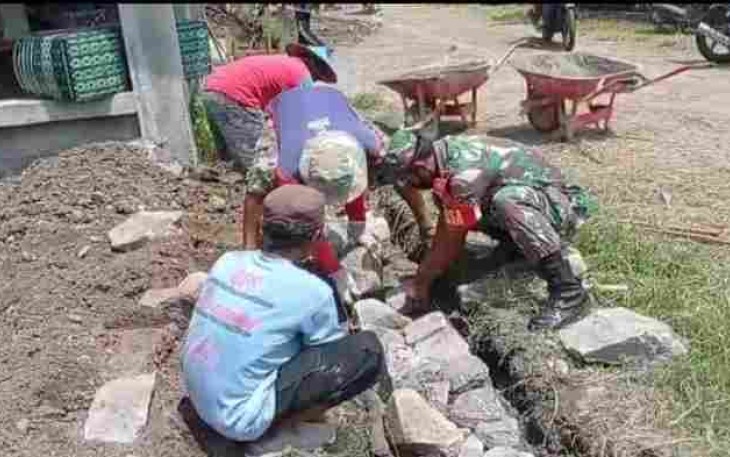 Babinsa Posramil Gerih Gotong Royong Benahi Tanggul Parit Persawahan.