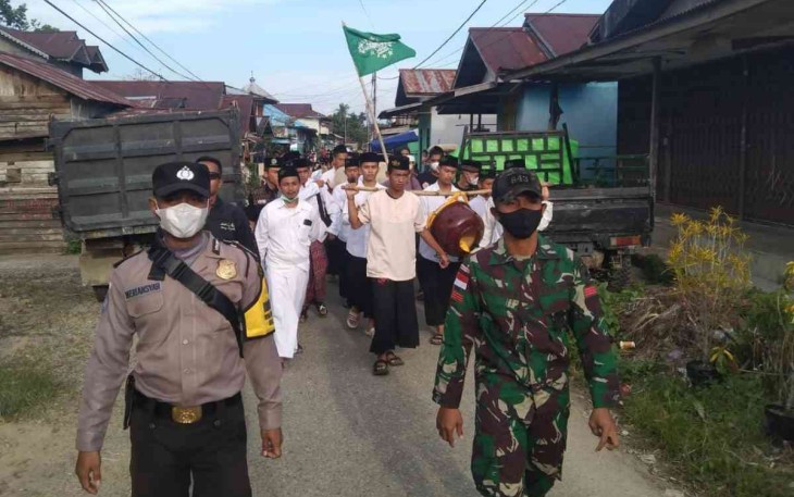Sambut Ramadhan, Satgas Pamtas Mekanis 643/Wns Bersama Polri Dampingi Pawai Ta’aruf 
