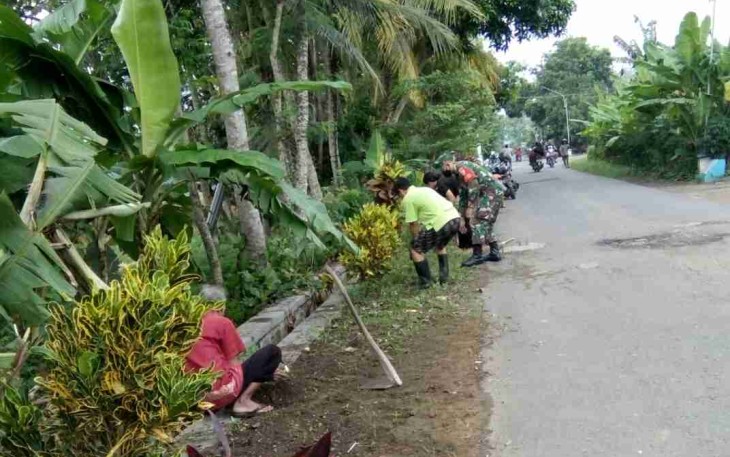 Muliakan Bulan Ramadhan, Babinsa Tugu Ajak Warga Bersihkan Lingkungan