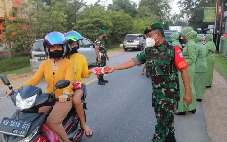 Harmoni Ramadhan, Kodim 1204 Sanggau Bagikan Takjil Kepada Masyarakat