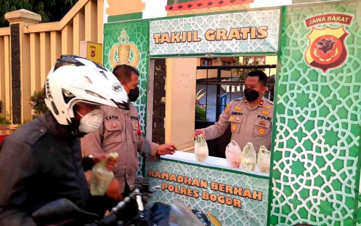 Polsek Cileungsi Berbagi Takjil Gratis Sambil Sosialisasikan Informasi Vaksin 