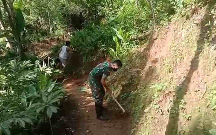 Jaga Kebersihan, Babinsa Tegalombo Bersama Masyarakat Membersihkan Jalan
