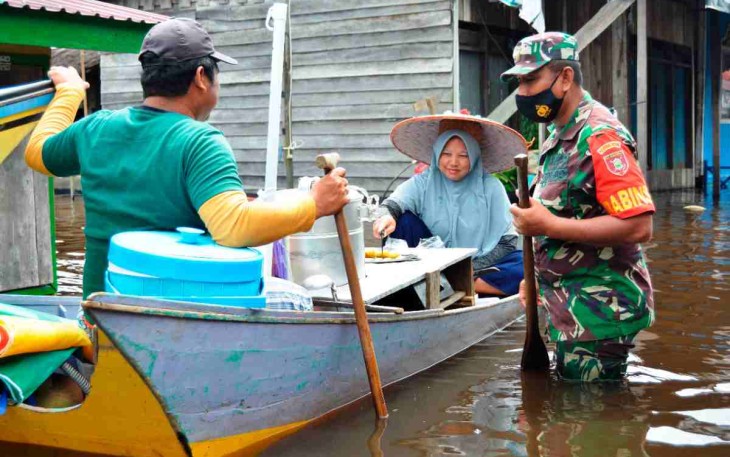 Luapan Air Sungai Mahakam Rendam Pemukiman Warga, Babinsa Muara Kaman Lakukan Ini..!!