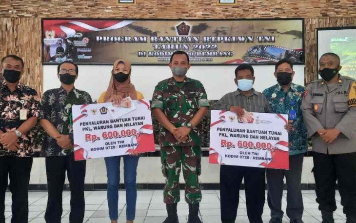 Kodim Rembang Bagikan Bansos 12 Milyar Ke Pedagang Kaki Lima dan Usaha Warung