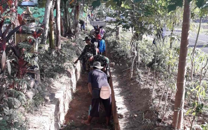 Babinsa Ngadirojo Bersama Masyarakat Gotong Royong Bersihkan Parit