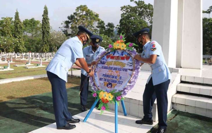 Peringati HUT ke-76 TNI AU, Personel Lanud Silas Papare Ziarah ke TMP 