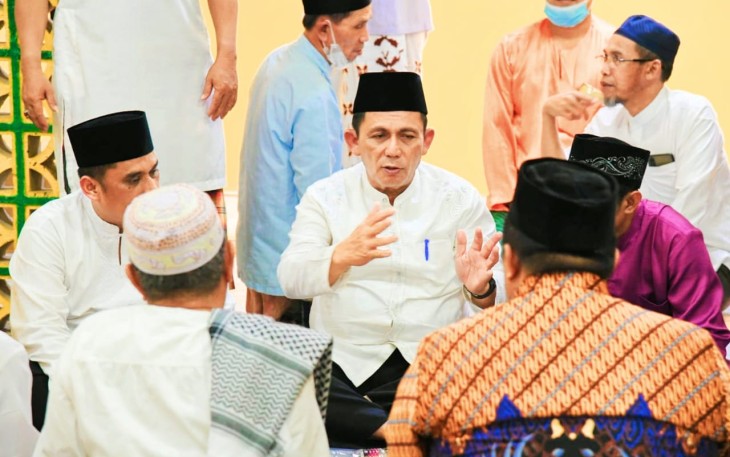 Gubernur Kepri, H.Ansar Ahmad saat safari ramadhan di masjid Al Anshar, kavling Sambu, Nongsa, Kota Batam