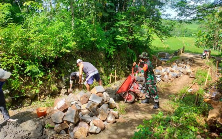 Bersama Masyarakat, Anggota Koramil Sine Kerja Bakti Bangun Talud