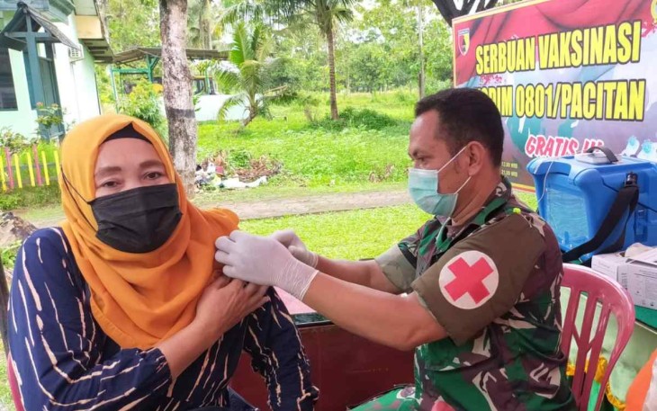 Tingkatkan Capaian Vaksin, Kodim 0801/Pacitan Gelar Vaksinasi Ditempat Penerimaan Bantuan