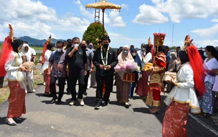 Tarian Pesisir Sikambang Sambut Danrem 023/KS Beserta Istri di Bandara Pinangsori