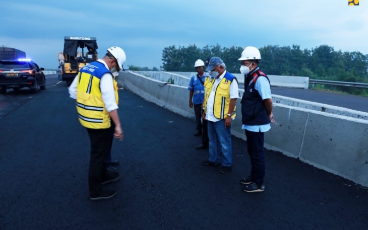 Tinjau Pelebaran Jalan Tol Cikampek, Menteri Basuki Instruksikan Bisa Fungsional H-10 Lebaran 2022
