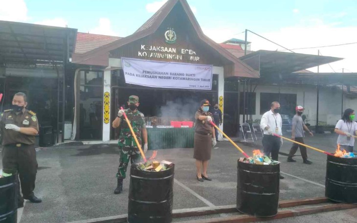 Dandim 1015/Sampit Hadiri Pemusnahan Barang Bukti Perkara Pidana Kejari Kotawaringin Timur