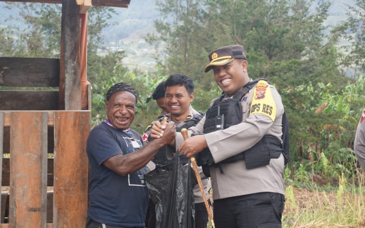 Program Kasuari, Bangun Kandang dan Berikan Bibit Ternak ke Masyarakat Distrik Ilaga