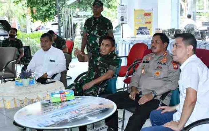Pangdam Hasanuddin dan Kapolda Sulsel Pantau Aksi Unras Mahasiswa Melalui CCTV
