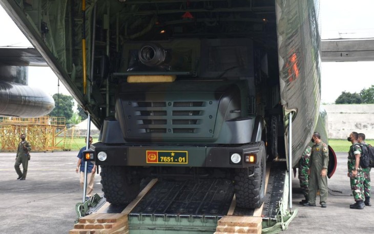 Dankodiklatad Tinjau Uji Loading dan Unloading Meriam 155 Caesar GS di Lanud Husein Sastranegara