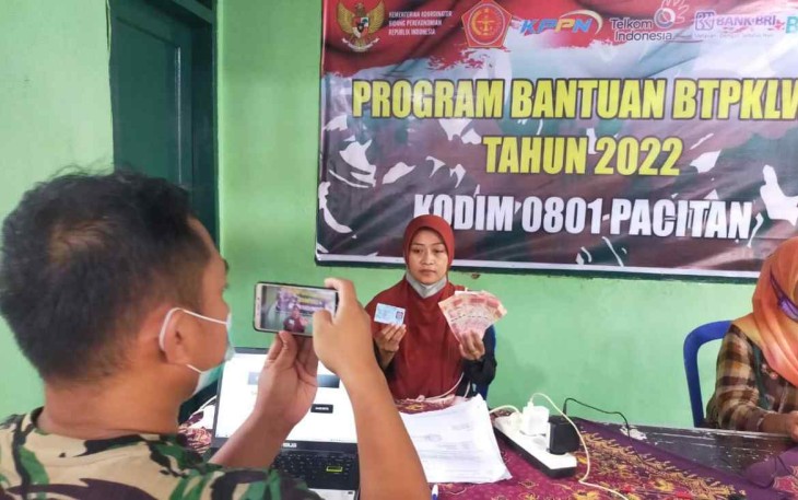 Wujud Peduli, Koramil Arjosari Salurkan Program Bantuan BTPKLWN TNI Tahun 2022