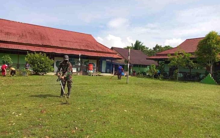 Satgas Pamtas Karya Bakti Membersihkan Lingkungan Sekolah Perbatasan