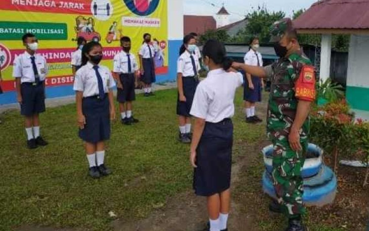 Tanamkan Disipilin, Babinsa Latih PBB Siswa SMP N 1 Sumbul