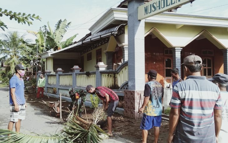 Manunggal Bersama Rakyat, Serda Siswanto Kerja Bakti Bersihkan Lingkungan Mushola
