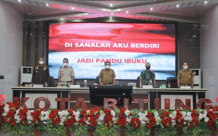 Wali Kota Bitung (tengah) saat menghadiri sosialisasi