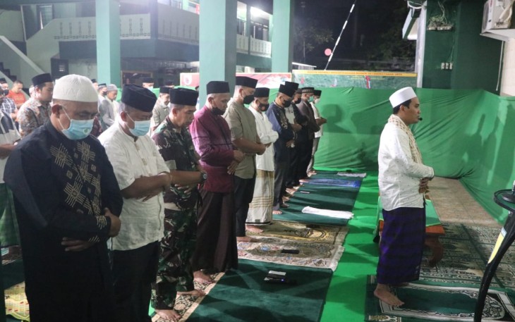 Tingkatkan Derajat Ketaqwaan, Kodim Tulungagung Gelar Sholat Isya dan Tarawih Bersama