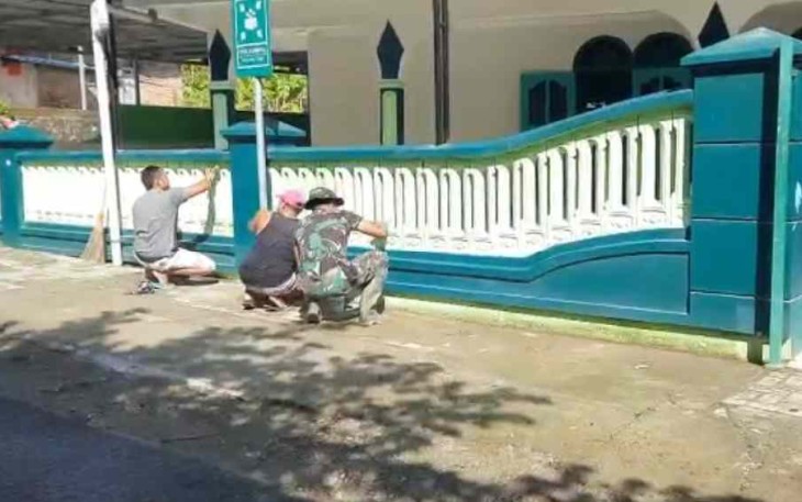 Peduli Rumah Ibadah, Babinsa Pacitan Lakukan Pengecatan Pagar Masjid.