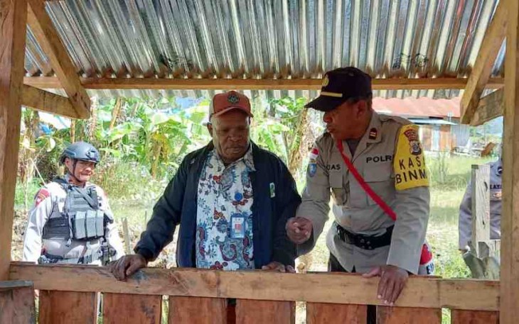 Sambangi Tokoh Agama Puncak, Cek Kandang Bantuan Satgas Binmas Noken Operasi Damai Cartenz 2022