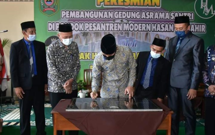 Bupati Trenggalek, Mochamad Nur Arifin, saat meresmikan asrama santri Ponpes Hasan Munahir, Desa Jati, Kecamatan Karangan
