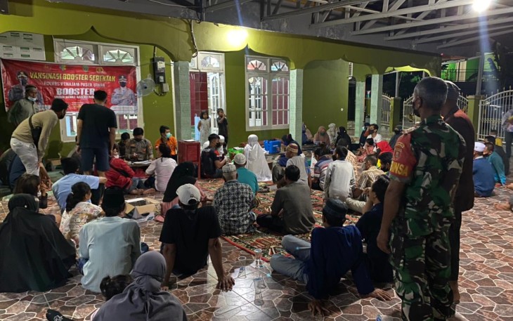 Babinsa Penajam Kawal Vaksinasi Malam Hari Usai Sholat Tarawih