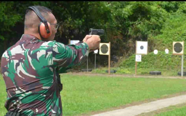 Asah Kemampuan Prajurit, Danyonmarhanlan IX Ambon Pimpin Latihan Menembak Senapan dan Pistol