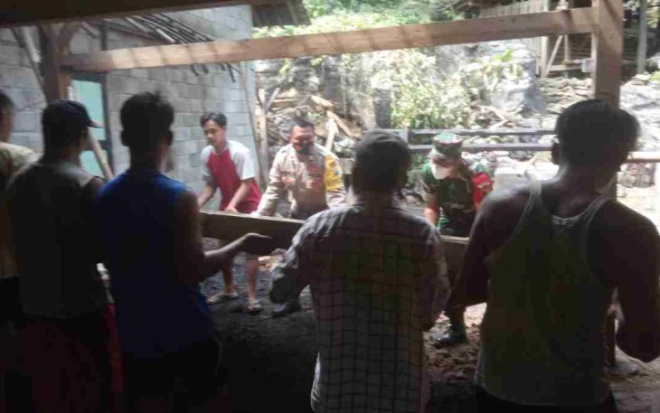 Pasca Kebakaran, Babinsa Tulakan Bantu Warga Bersihkan Puing 