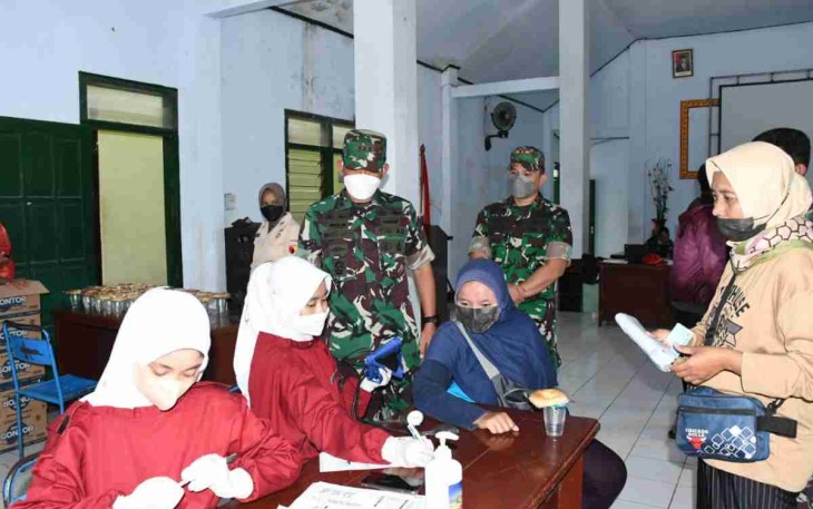 Danrem 081/DSJ Tinjau Serbuan Vaksinasi Covid-19 dan Pembagian BTPKLWN Kodim Ponorogo 