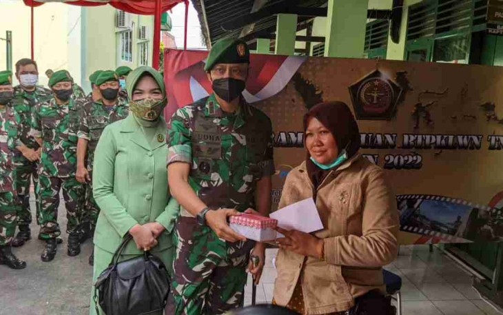 Danrem 071/Wijayakusuma Serahkan Bantuan Tunai BTPKLWN Dari Pemerintah