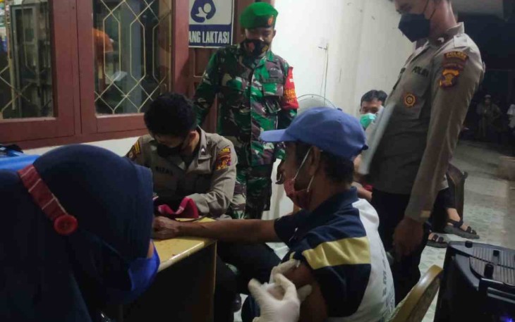 Wujud Sinergitas dan Soliditas TNI-Polri Gelar Vaksinasi Booster Malam Hari 