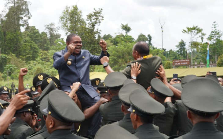 Bupati Manokwari, Hermus Indou saat menyampaikan pesan kepada 169 orang prajurit di lapangan upacara Rindam XVIII/Kasuari, Momiwaren, Manokwari Selatan, Papua Barat, Kamis (14/4/2022).