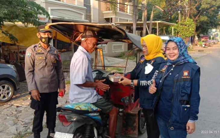 Takjil on The Road FKPM Polsek Tallo Berbagi Keberkahan Ramadan