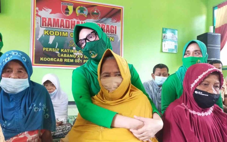 Ramadhan Berbagi, Kodim dan Persit KCK Cabang XV Dim 0801 Pacitan Kunjungi Panti Jompo