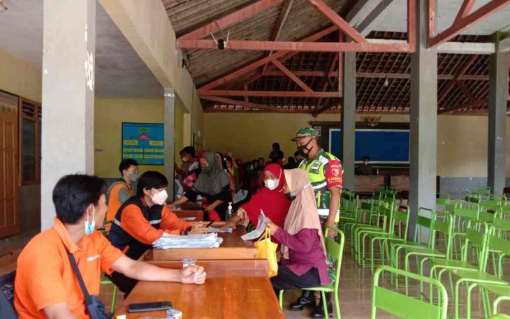 Babinsa Ngerdani Kawal Penyerahan Bansos Tunai Warga Kurang Mampu